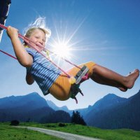 Kind op schommel